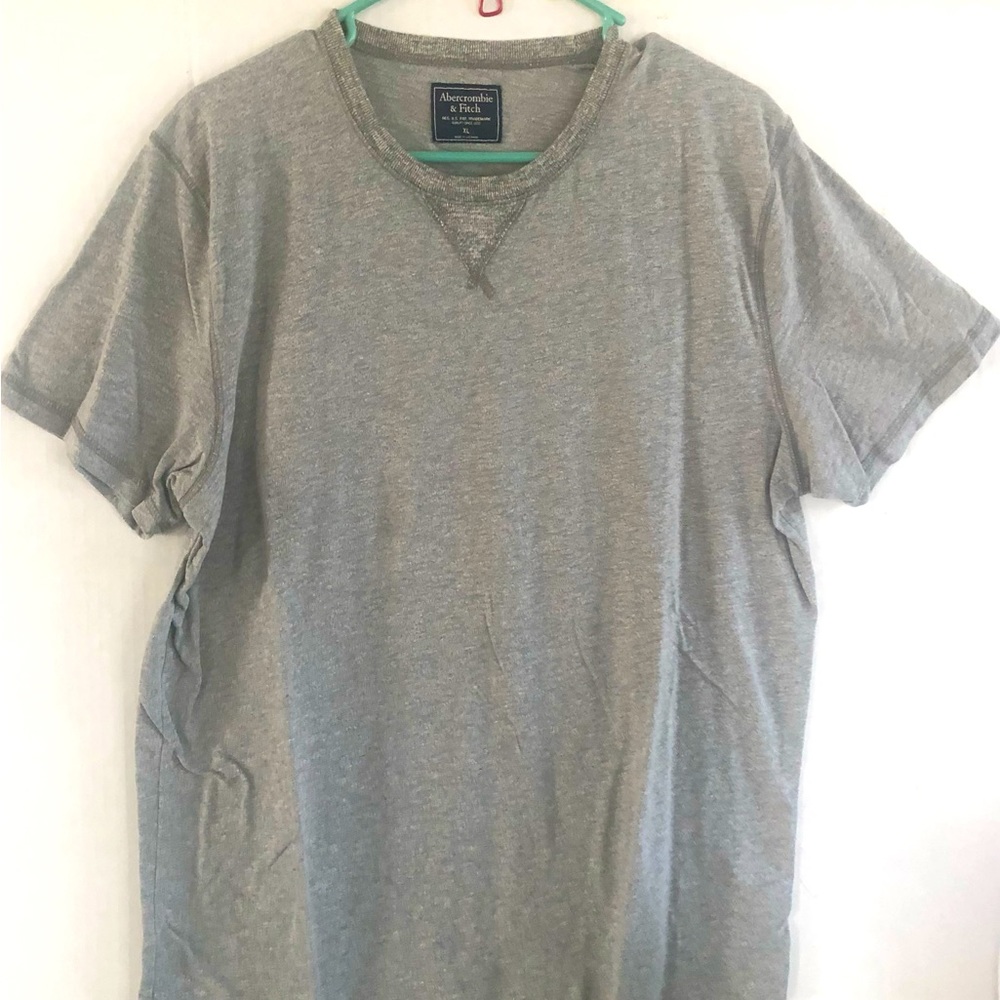 Abercrombie XL knit Tee.  Lt gray.